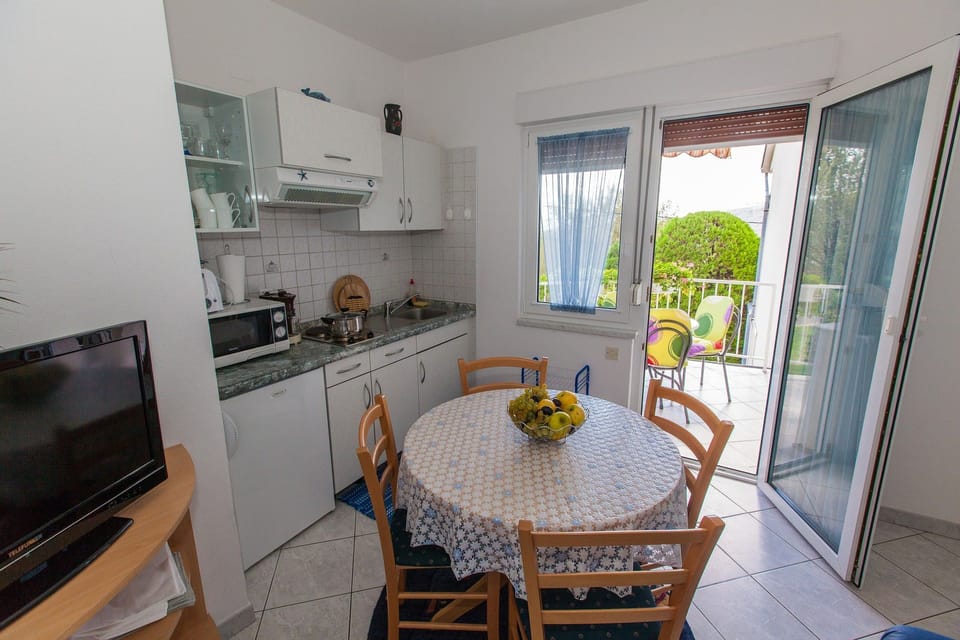 Private kitchen | Espresso maker, fridge, microwave, stovetop