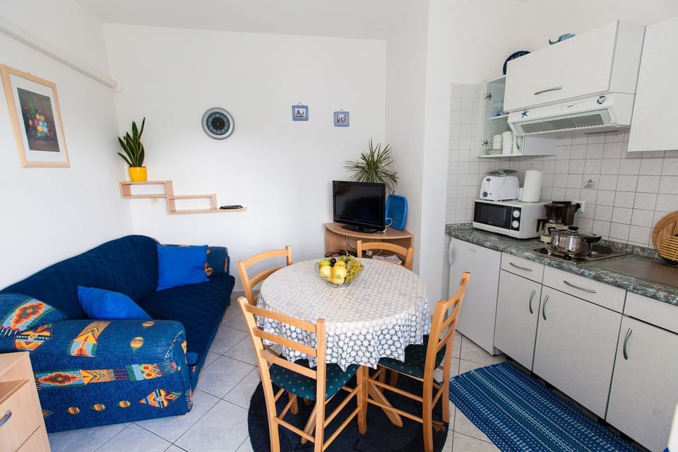 Apartment (A1) | Private kitchen | Fridge, microwave, stovetop, espresso maker