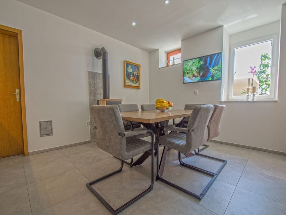 Private kitchen | Fridge, microwave, oven, stovetop