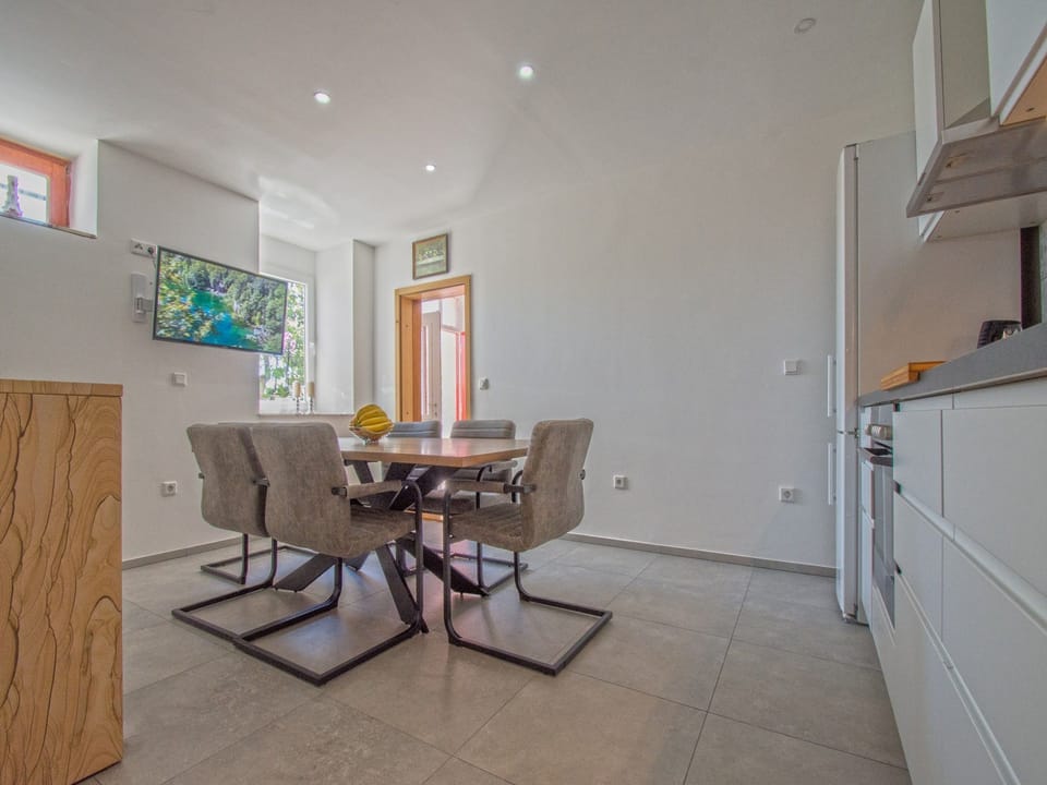 Private kitchen | Fridge, microwave, oven, stovetop