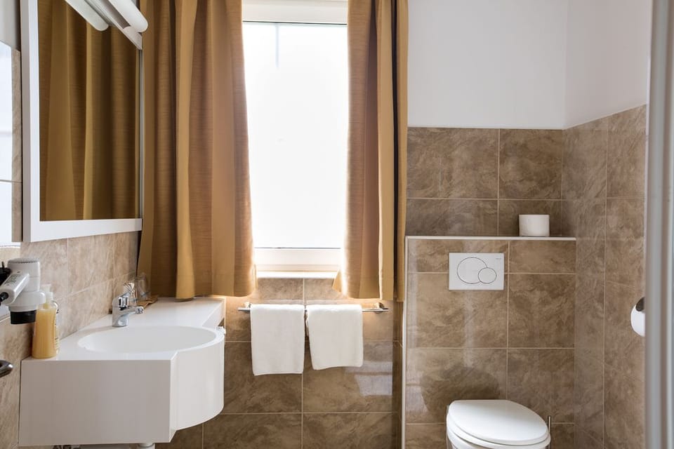 Double Room, Balcony | Bathroom | Shower, hair dryer, towels, shampoo