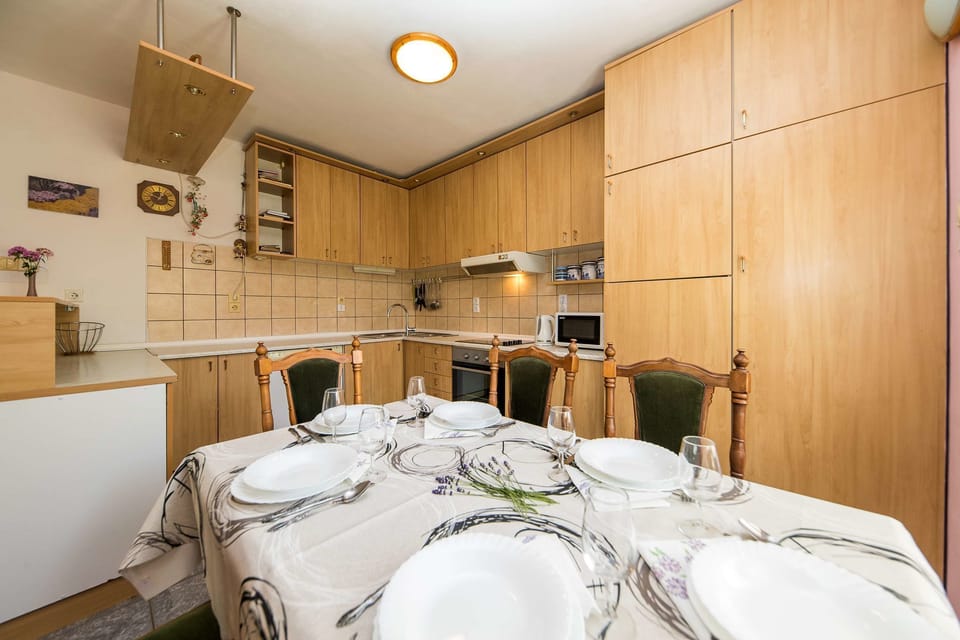 Private kitchen | Fridge, microwave, oven, stovetop