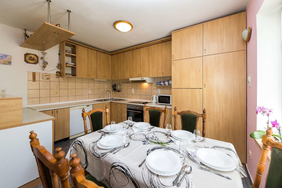 Private kitchen | Fridge, microwave, oven, stovetop