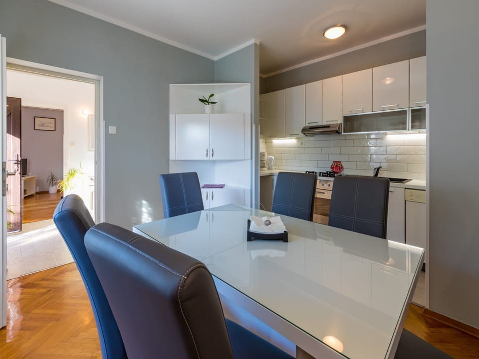 Private kitchen | Fridge, microwave, oven, stovetop