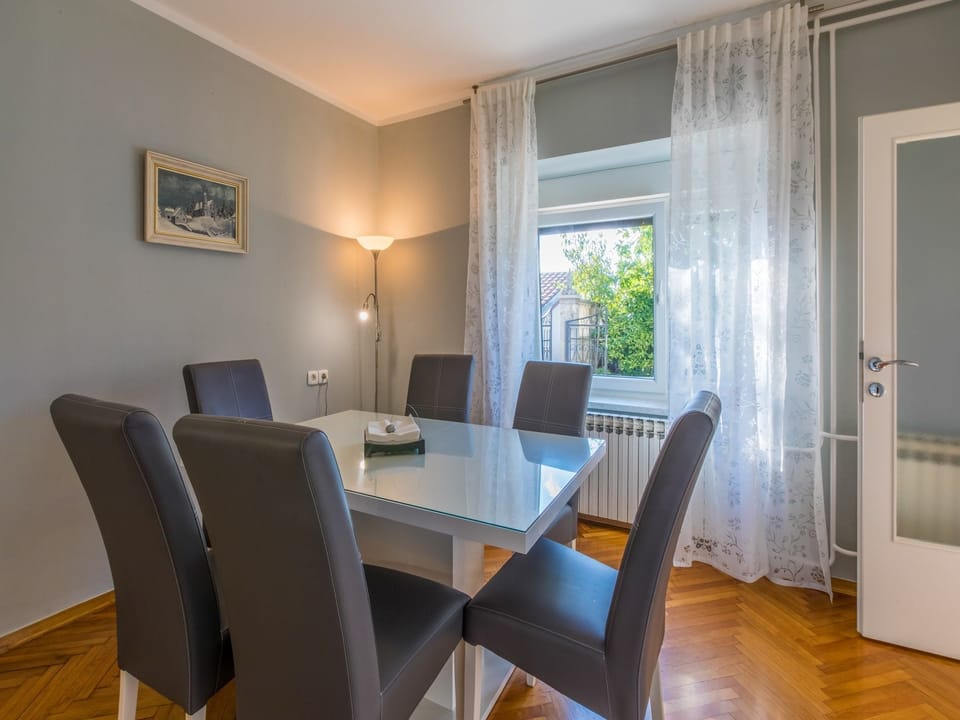 Private kitchen | Fridge, microwave, oven, stovetop