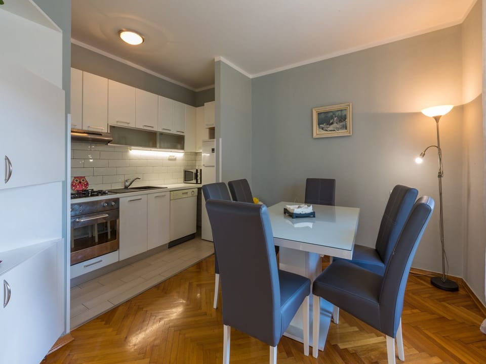 Private kitchen | Fridge, microwave, oven, stovetop