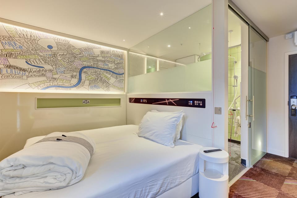 Standard Double Room, Roll-in Shower | Bed sheets