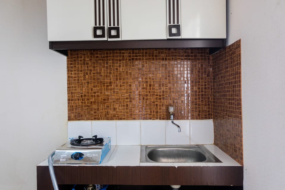 Room | Private kitchenette | Fridge, stovetop, cookware/dishes/utensils
