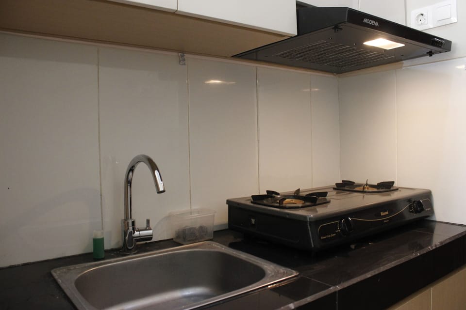 Room | Private kitchenette | Fridge, stovetop, cookware/dishes/utensils