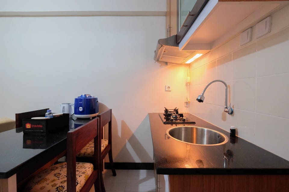 Room | Private kitchenette | Fridge, stovetop, electric kettle, cookware/dishes/utensils