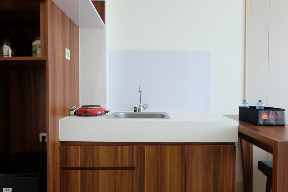 Room | Private kitchenette | Fridge, stovetop, cookware/dishes/utensils