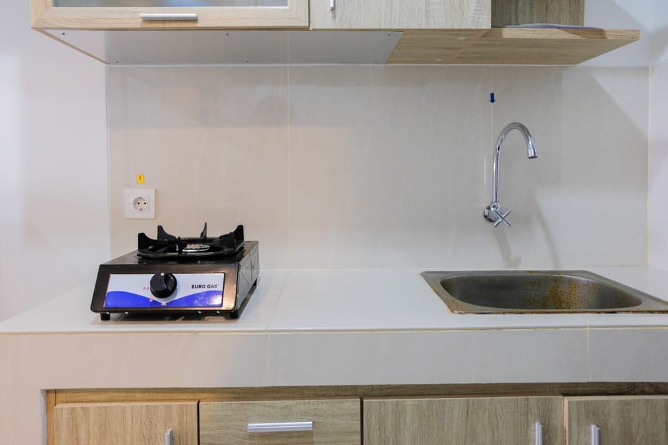 Room | Private kitchenette | Fridge, stovetop, electric kettle, cookware/dishes/utensils