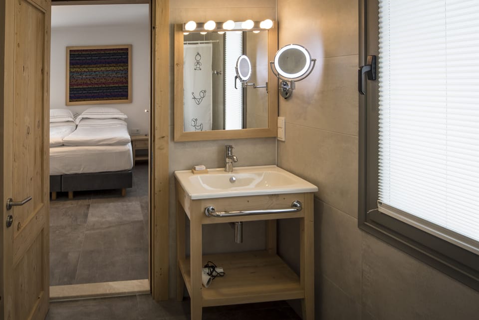 Comfort Double or Twin Room +1 | Bathroom | Shower, hydromassage showerhead, hair dryer, bathrobes