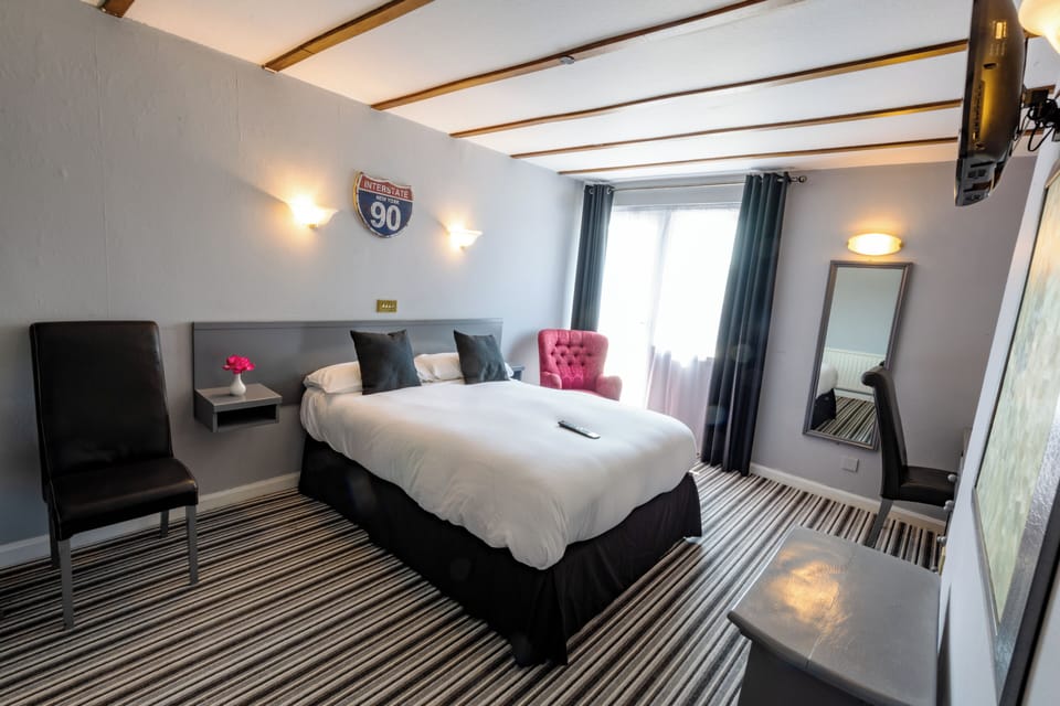 Double Room | Desk, laptop workspace, free WiFi, bed sheets