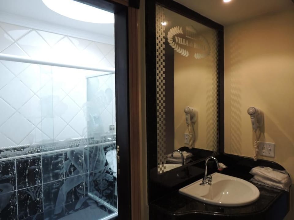Standard Double Room (Império Romano) | Bathroom | Shower, free toiletries, hair dryer, bathrobes