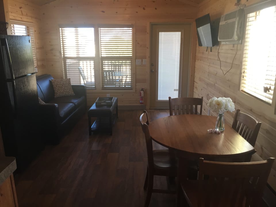 Deluxe Chalet | Living area | Books