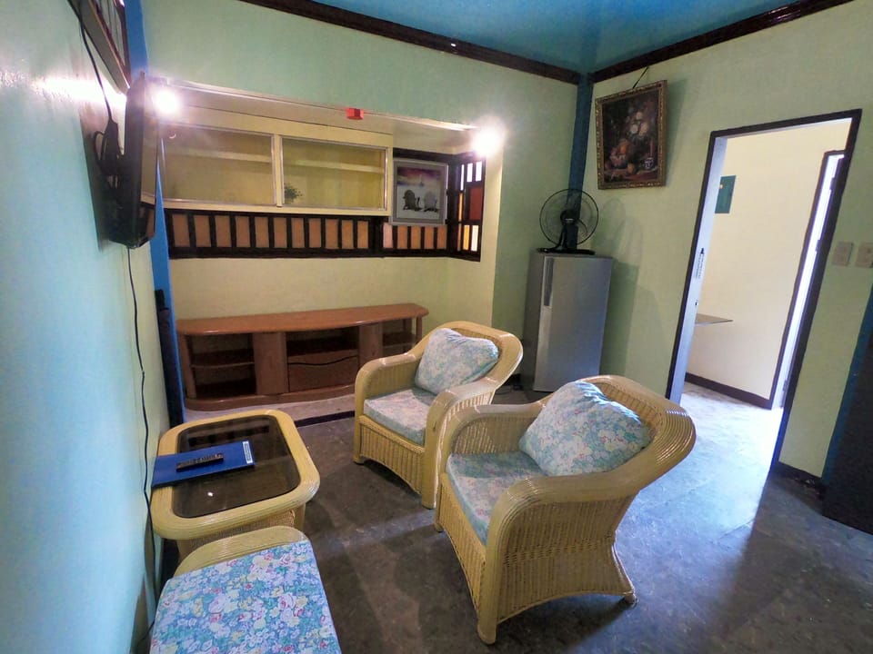 Basic Bungalow | Living area | TV