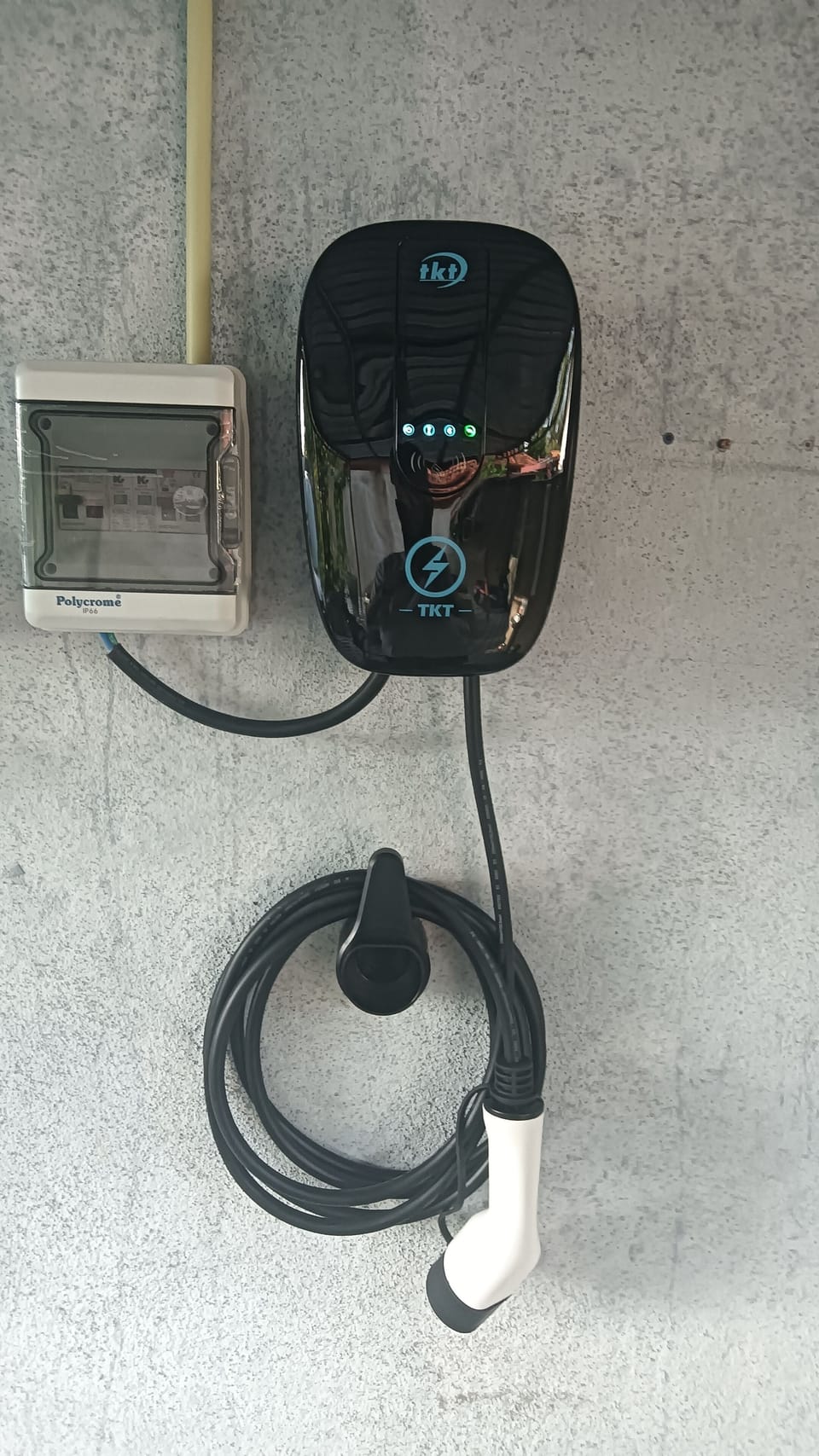 Electric vehicle charging station