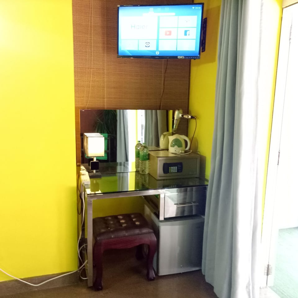 Green Room | Hypo-allergenic bedding, in-room safe, desk, laptop workspace