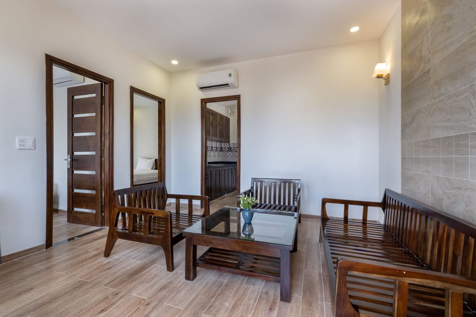 Family Suite | Living room | 32-inch LED TV with cable channels, TV