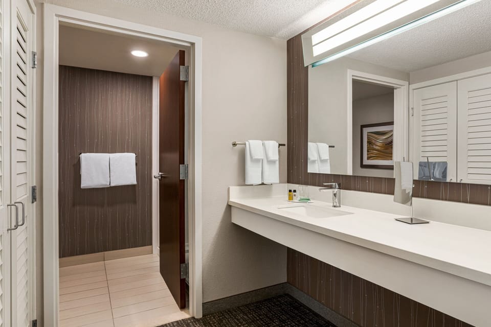 Suite, 1 Bedroom, Courtyard View | Bathroom | Combined shower/tub, free toiletries, hair dryer, towels