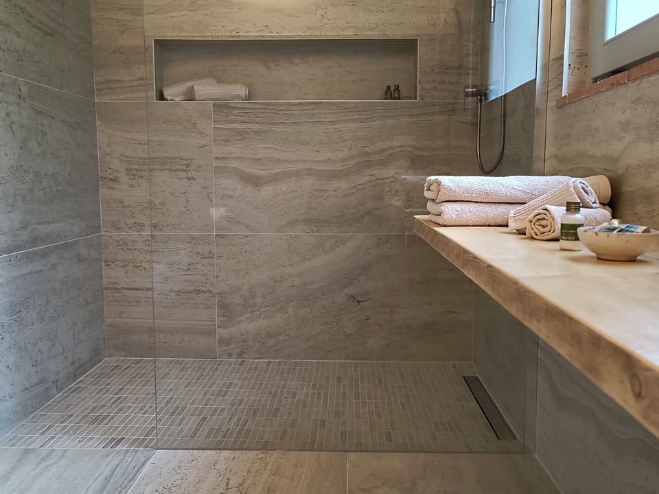 Deluxe Double Room | Bathroom | Shower, rainfall showerhead, hair dryer, slippers