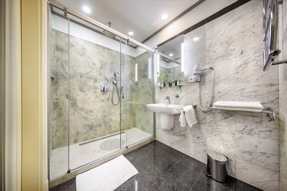 Executive Double Room | Bathroom | Shower, hair dryer, towels