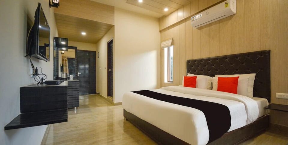 Queen Room with Balcony | Egyptian cotton sheets, premium bedding, down comforters