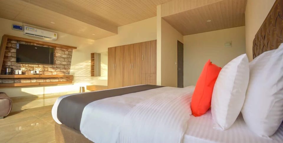 King Room with Balcony | Egyptian cotton sheets, premium bedding, down comforters