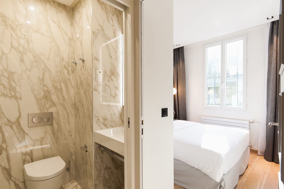 Suite (202) | Bathroom | Shower, free toiletries, hair dryer, towels