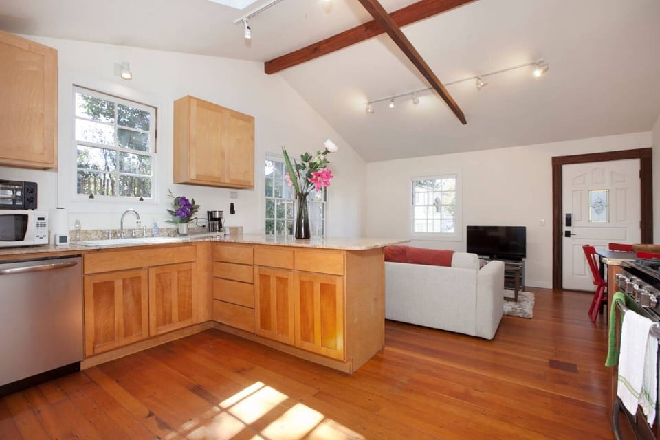 Cottage | Private kitchen | Full-size fridge, microwave, oven, stovetop