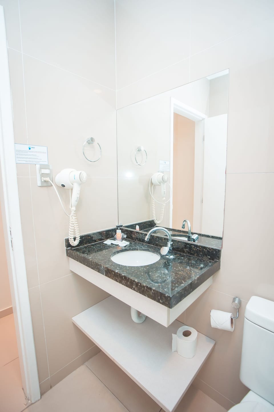 Shower, free toiletries, bidet, towels