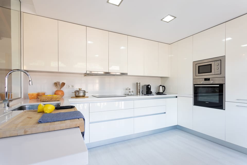 Apartment (3 Bedrooms) | Private kitchen | Full-size fridge, microwave, oven, stovetop