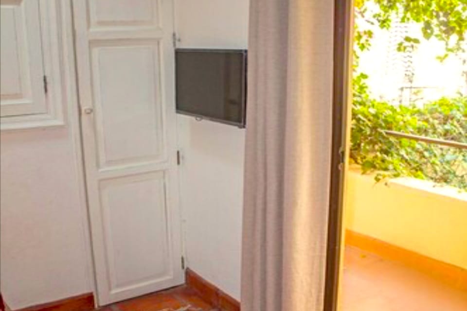 Basic Single Room, 1 Twin Bed, Patio | Iron/ironing board, free WiFi, bed sheets