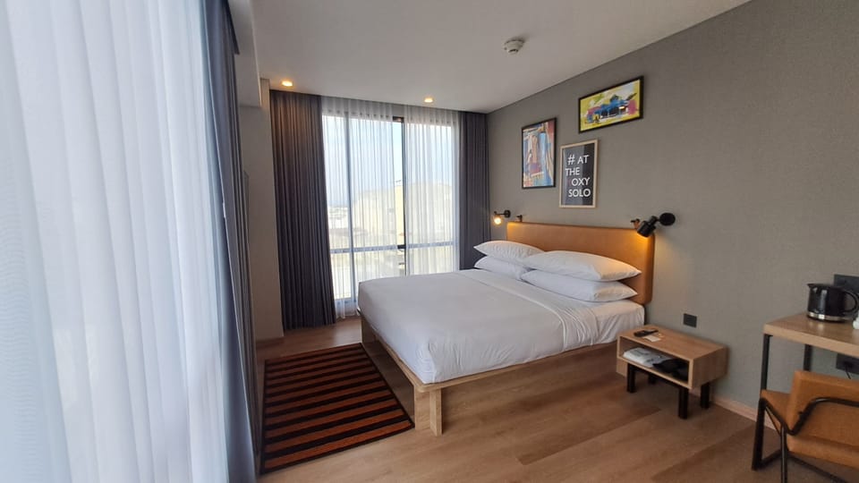 Room, 1 Queen Bed, City View (Corner) | Desk, laptop workspace, blackout drapes, soundproofing