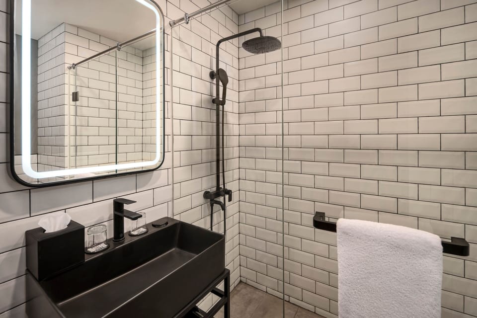 Shower, rainfall showerhead, free toiletries, slippers