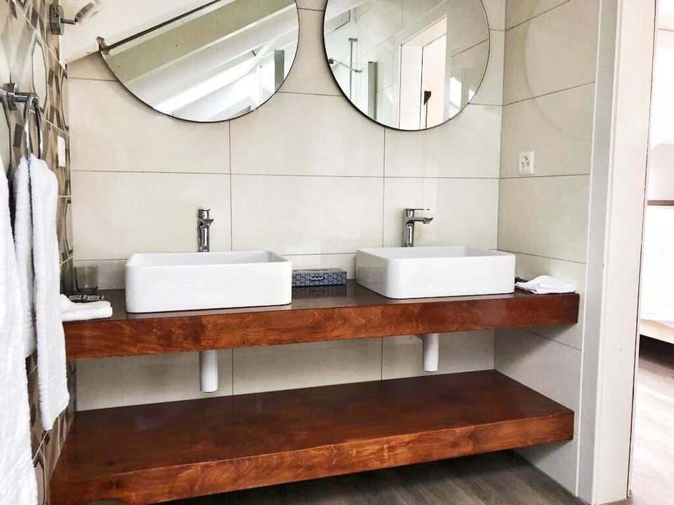 Family Room | Bathroom | Free toiletries, hair dryer, towels