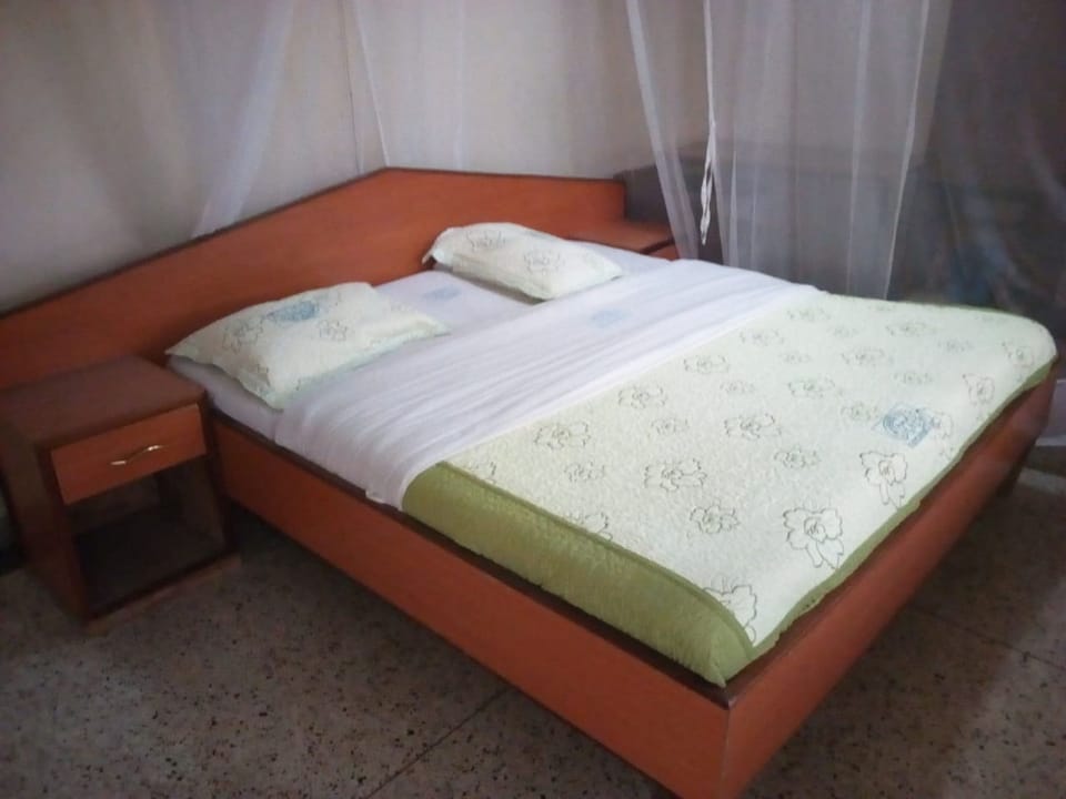 Single Room | Iron/ironing board, free WiFi, bed sheets