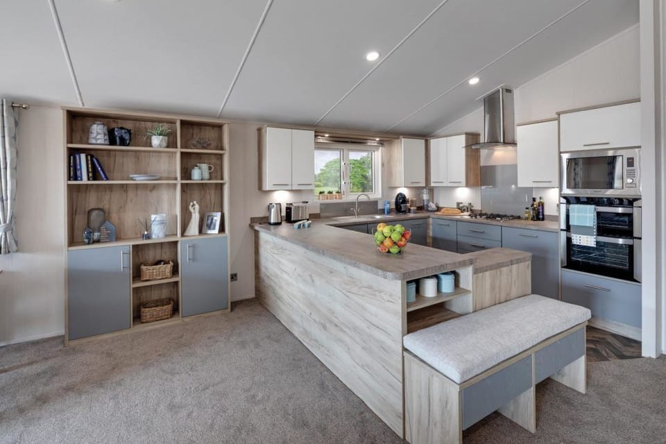 Hamlet lodge 2 Bedroom | Private kitchen | Microwave, oven, stovetop, electric kettle