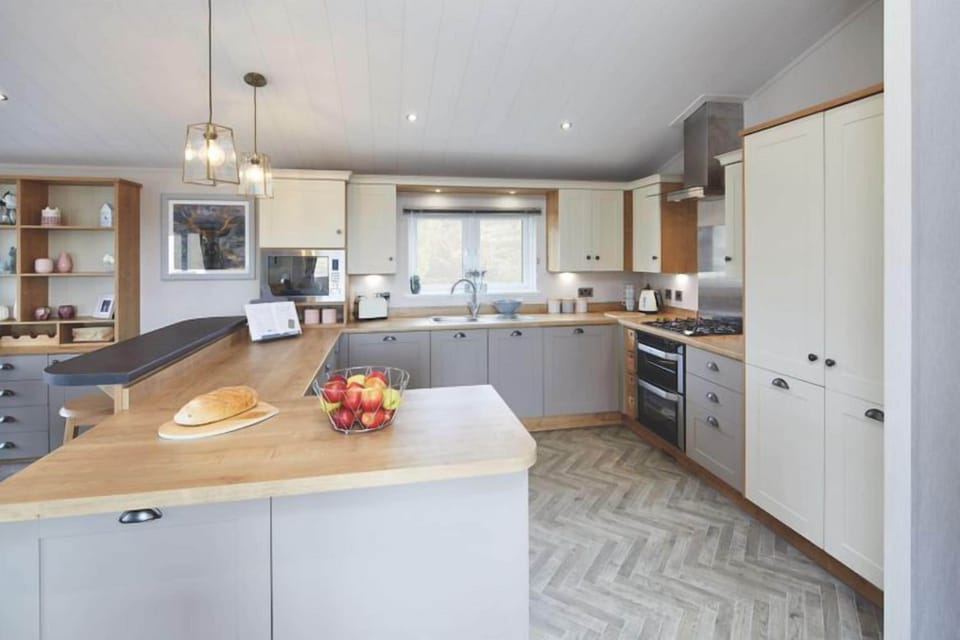 Hamlet Lodge 3 Bedroom | Private kitchen | Microwave, oven, stovetop, electric kettle