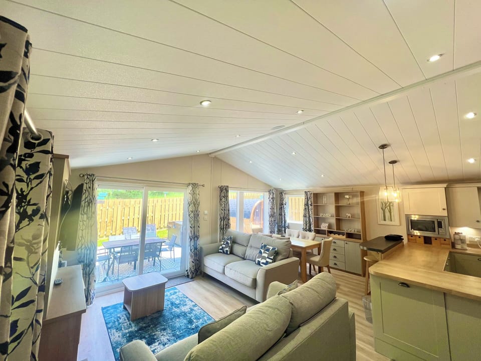 Hamlet Lodge 3 Bedroom | Living area | 42-inch Smart TV with satellite channels, streaming services