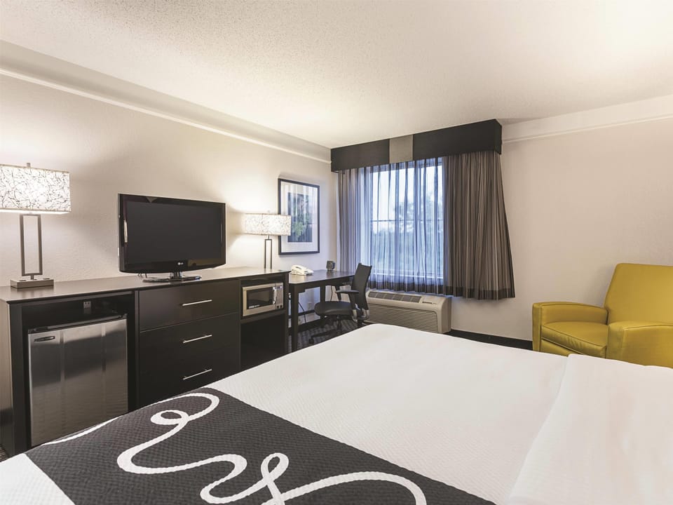 Room, 1 King Bed, Non Smoking | Premium bedding, desk, laptop workspace, blackout drapes