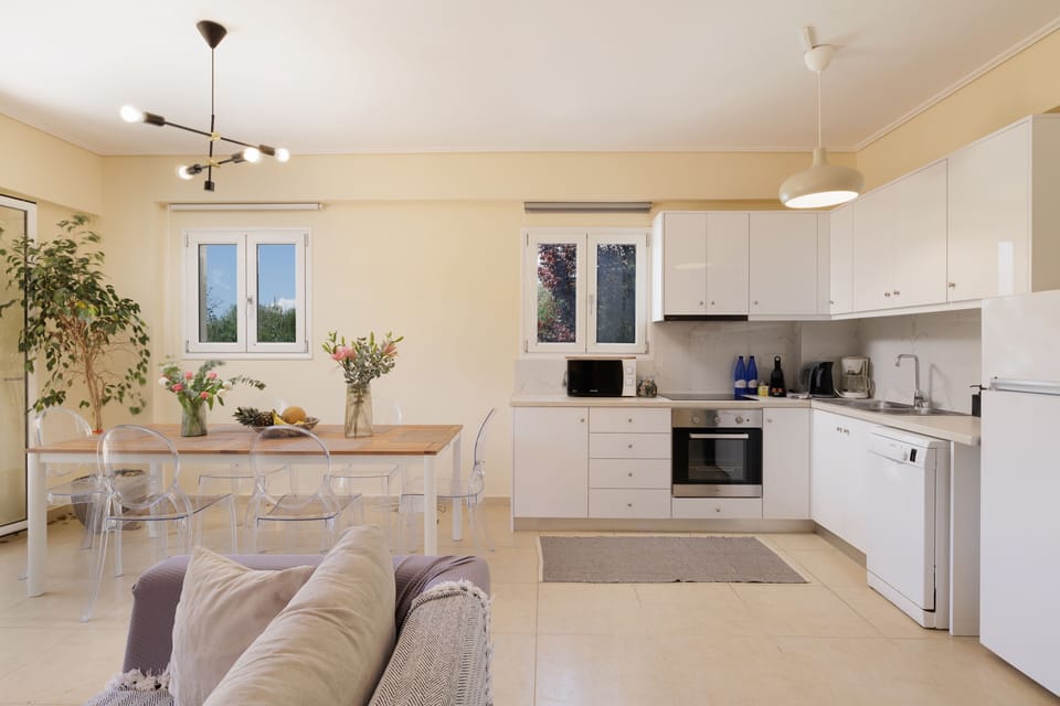 Full-size fridge, microwave, coffee/tea maker, electric kettle