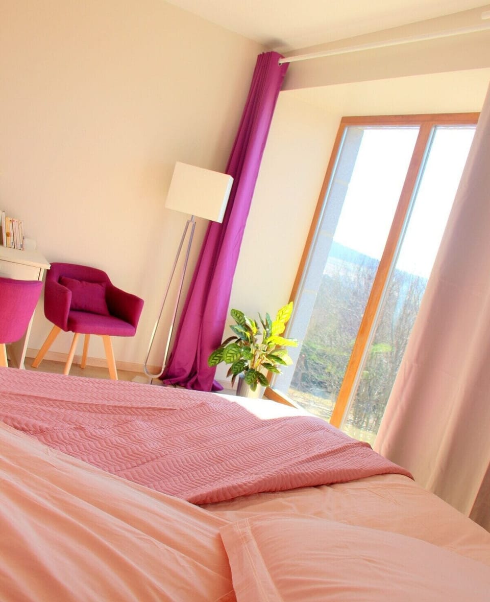 Room (Myrtille) | Desk, blackout drapes, soundproofing, free WiFi