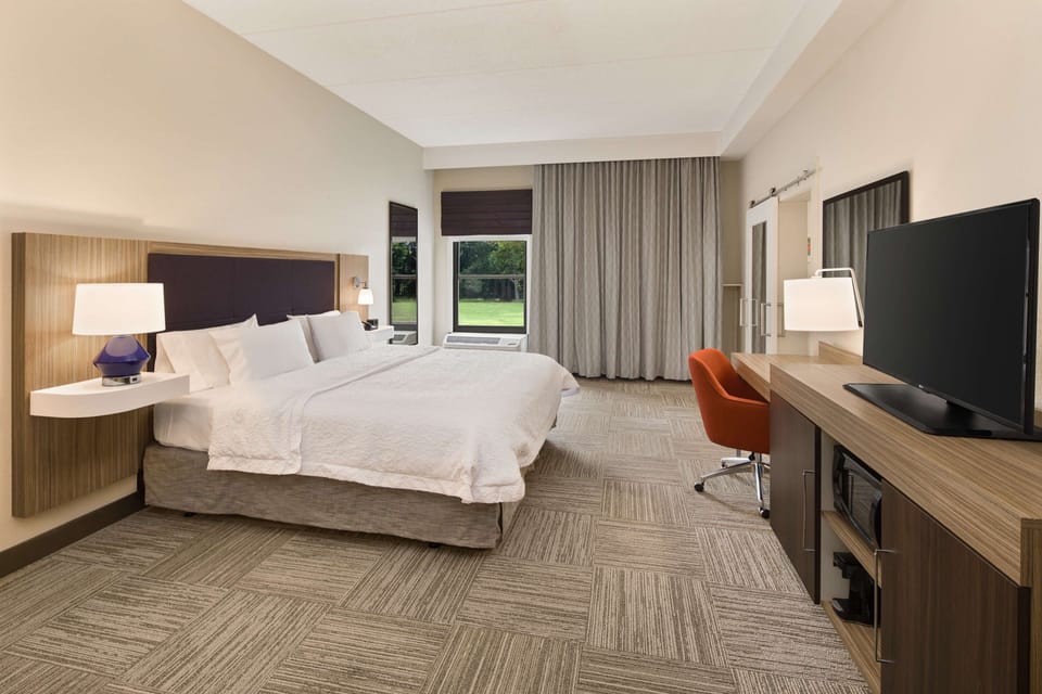 Premium bedding, in-room safe, blackout drapes, iron/ironing board