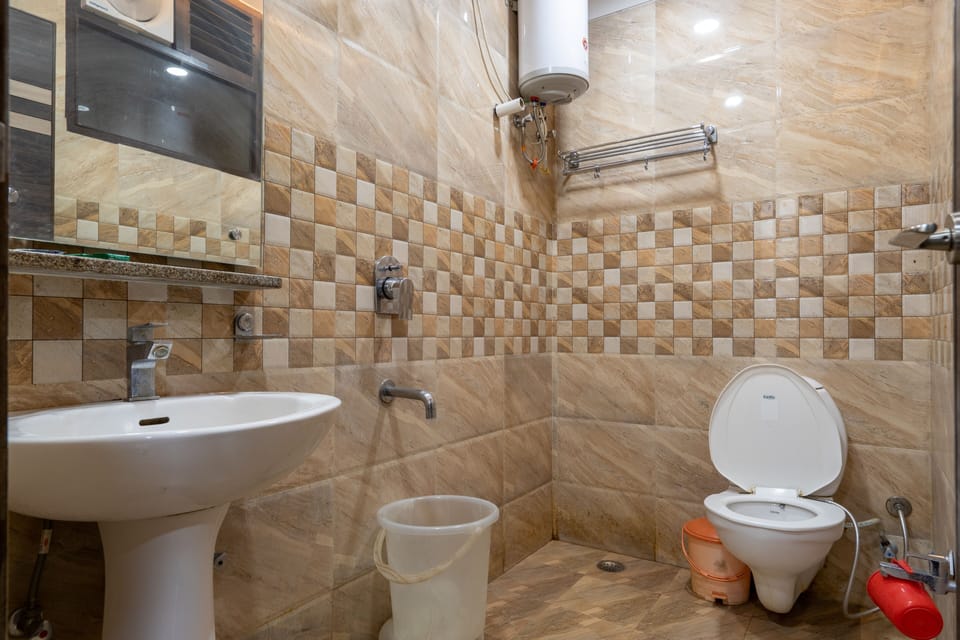 Deluxe Room | Bathroom | Shower, free toiletries, slippers, towels