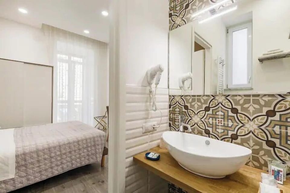 Standard Double Room (Fresia) | Bathroom | Shower, rainfall showerhead, free toiletries, hair dryer
