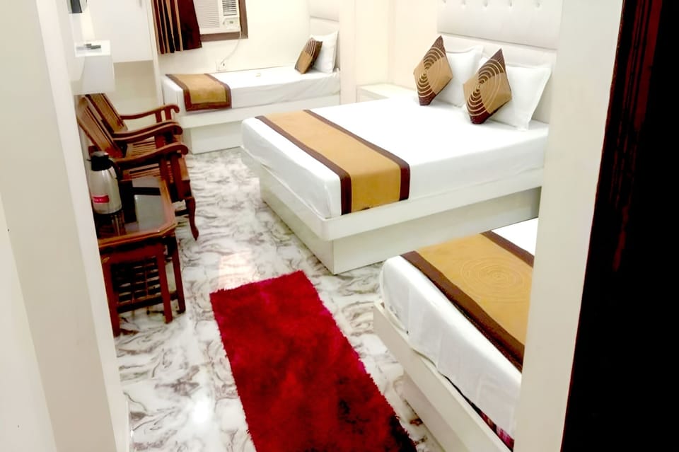 Suite | Desk, blackout drapes, soundproofing, free WiFi