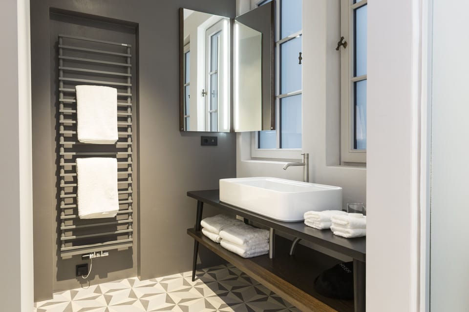 Superior Apartment | Bathroom | Shower, rainfall showerhead, hair dryer, towels