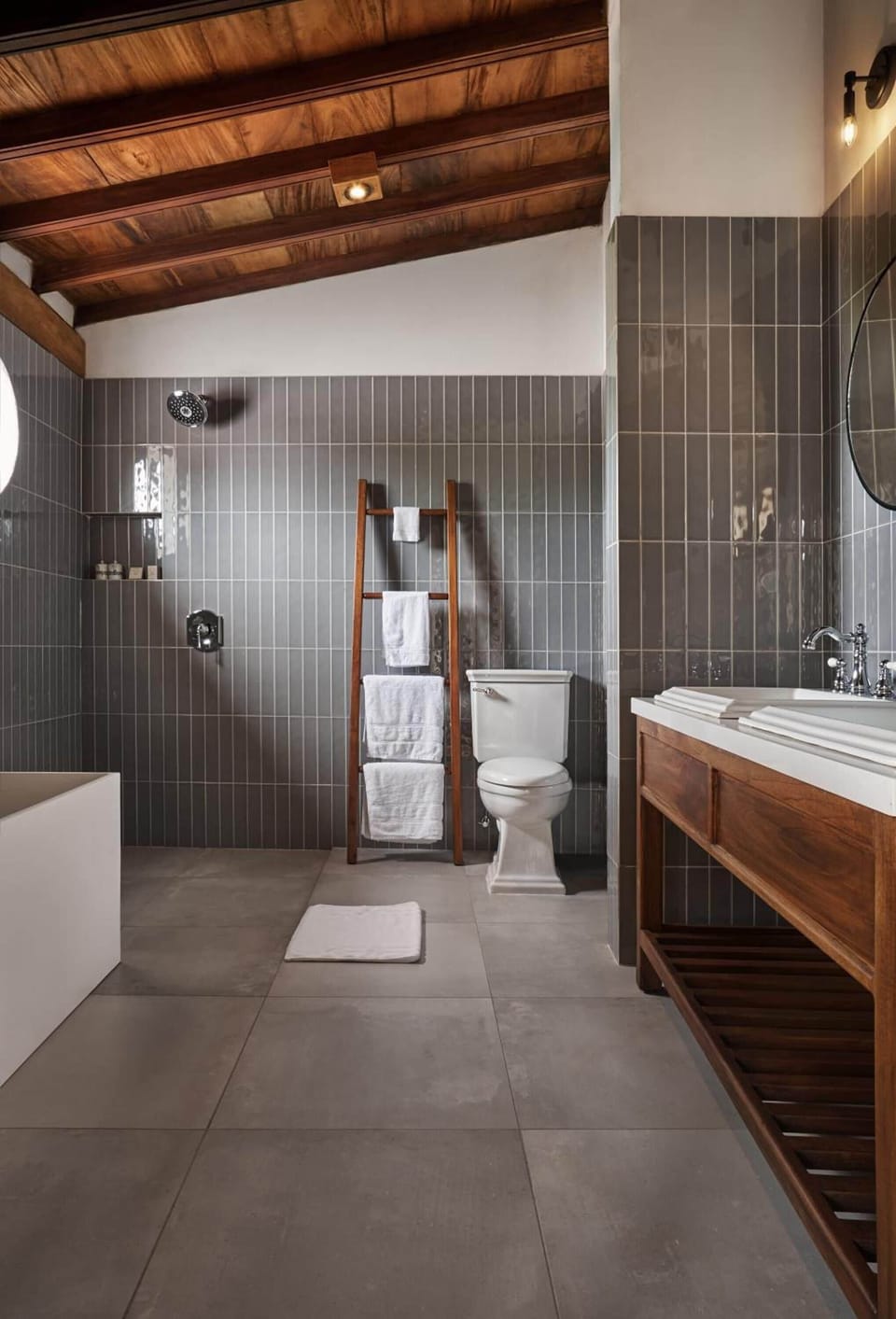 Superior Double Room | Bathroom | Separate tub and shower, deep soaking tub, rainfall showerhead
